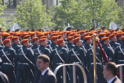 Парад на Красной площади, посвященный 65-й годовщине Победы в Великой Отечественной войне. На снимке: военнослужащие МЧС России.