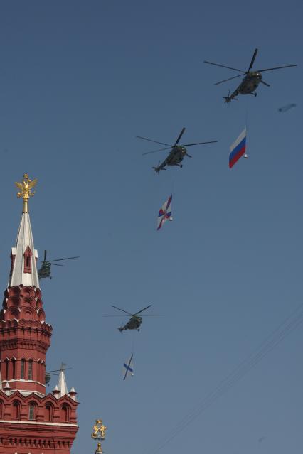 Парад на Красной площади, посвященный 65-й годовщине Победы в Великой Отечественной войне. На снимке: колонна вертолетов Ми-8 с флагами родов войск.