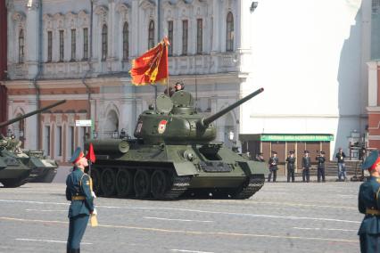 Парад на Красной площади, посвященный 65-й годовщине Победы в Великой Отечественной войне. На снимке: танк победы Т-34.