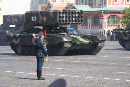 Парад на Красной площади, посвященный 65-й годовщине Победы в Великой Отечественной войне. На снимке: тяжелая огнеметная система ТОС-1А.