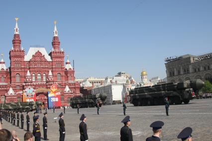 Парад на Красной площади, посвященный 65-й годовщине Победы в Великой Отечественной войне. На снимке: подвижной ракетный комплекс `Тополь-М`.