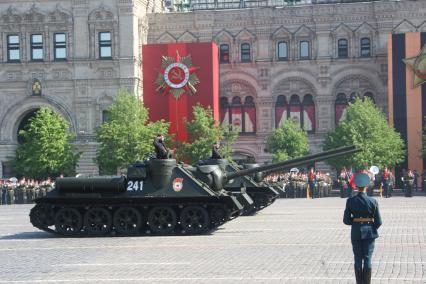 Парад на Красной площади, посвященный 65-й годовщине Победы в Великой Отечественной войне. На снимке: самоходная артиллерийская установка (САУ) Су-100.