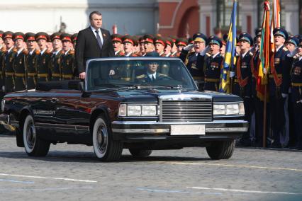 Парад на Красной площади, посвященный 65-й годовщине Победы в Великой Отечественной войне. На снимке: министр обороны РФ Анатолий Сердюков.