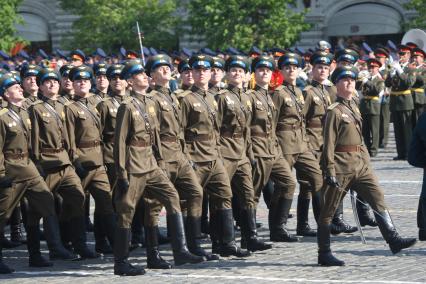 Парад на Красной площади, посвященный 65-й годовщине Победы в Великой Отечественной войне (ВОВ). На снимке: парадный расчет в форме времен ВОВ.