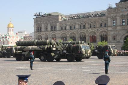 Парад на Красной площади, посвященный 65-й годовщине Победы в Великой Отечественной войне. На снимке: зенитно-ракетный комплекс С-400.