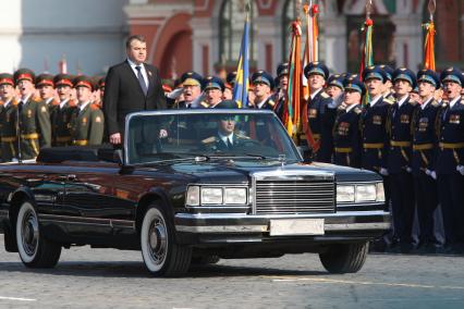 Парад на Красной площади, посвященный 65-й годовщине Победы в Великой Отечественной войне. На снимке: министр обороны РФ Анатолий Сердюков.