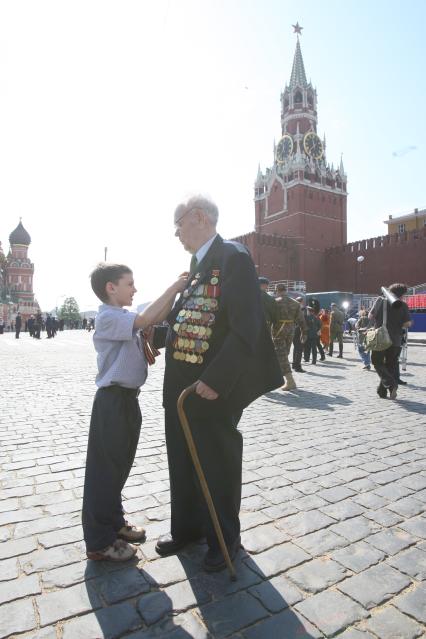 Парад на Красной площади, посвященный 65-й годовщине Победы в Великой Отечественной войне. На снимке: ветеран войны.