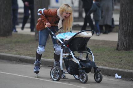 Весна в парке Сокольники. На снимке: Молодая мама с коляской.