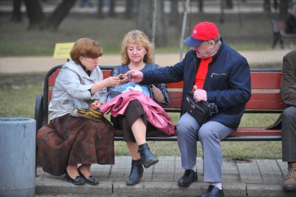 Весна в парке Сокольники. На снимке: на лавочке в парке трое людей пьют алкоголь.