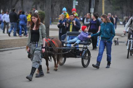 Весна в парке Сокольники. На снимке: реденка катают на пони.