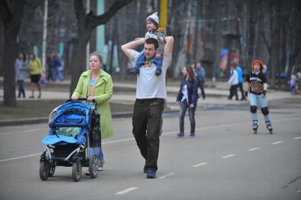 Весна в парке Сокольники. На снимке: молодая семья с ребенком.