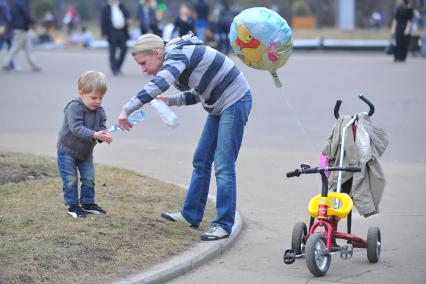 Весна в парке Сокольники. На снимке: мама льет воду из бутылки на руки сына.