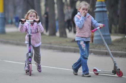 Весна в парке Сокольники. На снимке: дети катаются на самокате.