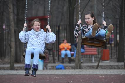 Весна в парке Сокольники. На снимке: катание на качелях.