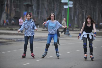 Весна в парке Сокольники. На снимке: девушки на роликах.