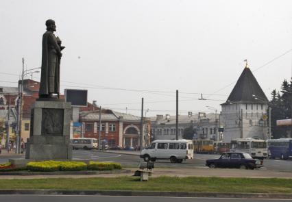 Площадь Богоявления (одна из центральных Ярославля), памятник Ярославу Мудрому (слева), Историко-архитектурный музей заповедник (справа) в Ярославле.