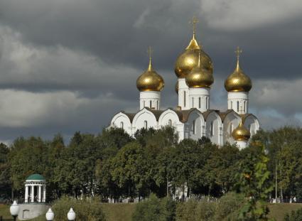 Которосльная набережная, Успенский кафедральный собор в Ярославле.