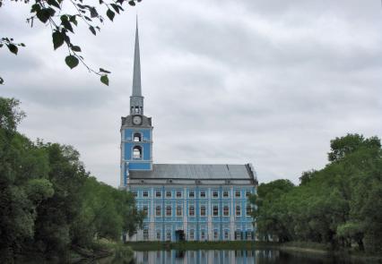 Петропавловский парк, храм Петра и Павла в Ярославле.