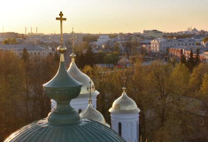 Вид на центр Ярославля со звонницы музея заповедника (Пл. Богоявления, Первомайская улица, площадь Волкова).