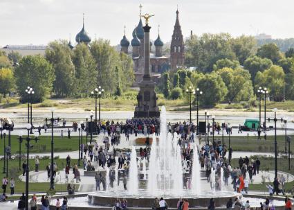 Стрелка, фонтаны, памятник 1000-летия в Ярославле.