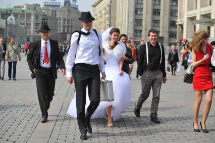 Свадьба. На снимке: молодожены на городской улице.