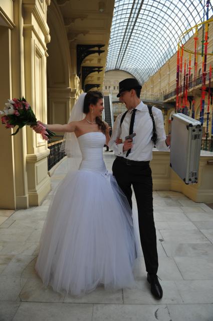 Свадьба. На снимке: жених с пистолетом и невеста с букетом.