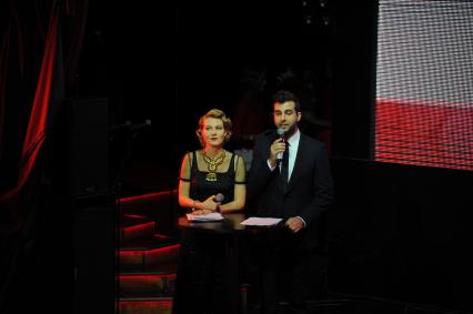 Известия Hall. Вручение премии `Самые стильные в России 2012` от журнала `Hello!`. На снимке: режиссер, актриса Рената Литвинова и актер, телеведущий Иван Ургант.