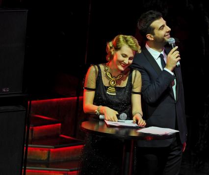 Известия Hall. Вручение премии `Самые стильные в России 2012` от журнала `Hello!`. На снимке: режиссер, актриса Рената Литвинова и актер, телеведущий Иван Ургант.