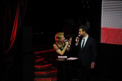 Известия Hall. Вручение премии `Самые стильные в России 2012` от журнала `Hello!`. На снимке: режиссер, актриса Рената Литвинова и актер, телеведущий Иван Ургант.
