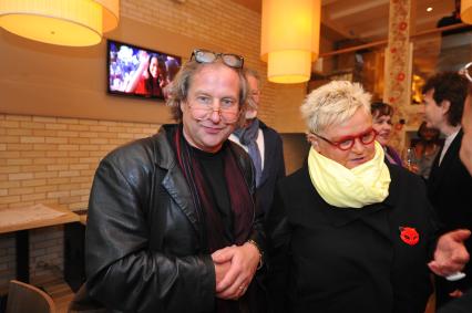 Dolce-cafe. Первый женский чемпионат Москвы по забиванию `козла` `Коза 2012`. На снимке: телеведущая Светлана Конеген и режиссер Андрей Житинкин.