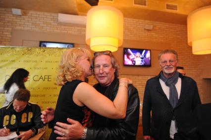 Dolce-cafe. Первый женский чемпионат Москвы по забиванию `козла` `Коза 2012`. На снимке: актриса Ольга Спиркина, режиссер Андрей Житинкин и Франко Морони (справа).
