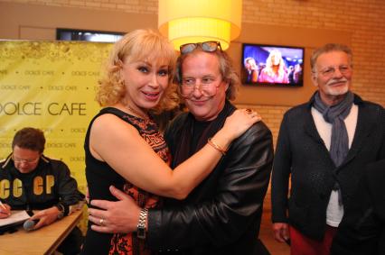 Dolce-cafe. Первый женский чемпионат Москвы по забиванию `козла` `Коза 2012`. На снимке: актриса Ольга Спиркина, режиссер Андрей Житинкин и Франко Морони (справа).