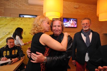 Dolce-cafe. Первый женский чемпионат Москвы по забиванию `козла` `Коза 2012`. На снимке: актриса Ольга Спиркина, режиссер Андрей Житинкин и Франко Морони (справа).
