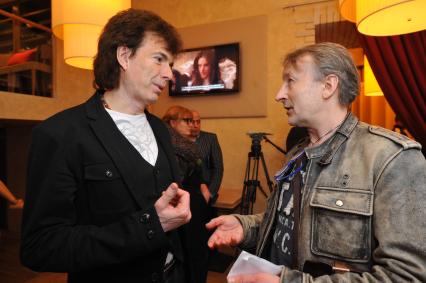 Dolce-cafe. Первый женский чемпионат Москвы по забиванию `козла` `Коза 2012`. На снимке: артист Геннадий Ветров и корреспондент отдела культуры и светской хроники ИД `Комсомольская правда` Александр Мешков.