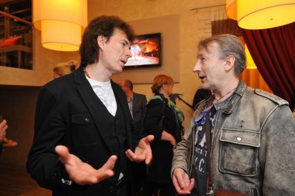 Dolce-cafe. Первый женский чемпионат Москвы по забиванию `козла` `Коза 2012`. На снимке: артист Геннадий Ветров и корреспондент отдела культуры и светской хроники ИД `Комсомольская правда` Александр Мешков.