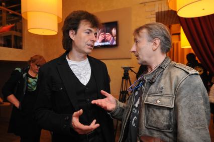 Dolce-cafe. Первый женский чемпионат Москвы по забиванию `козла` `Коза 2012`. На снимке: артист Геннадий Ветров и корреспондент отдела культуры и светской хроники ИД `Комсомольская правда` Александр Мешков.