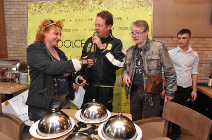 Dolce-cafe. Первый женский чемпионат Москвы по забиванию `козла` `Коза 2012`. На снимке: актриса Наталья Унгард,  шоумен Олег Назаров и корреспондент отдела культуры и светской хроники ИД `Комсомольская правда` Александр Мешков.