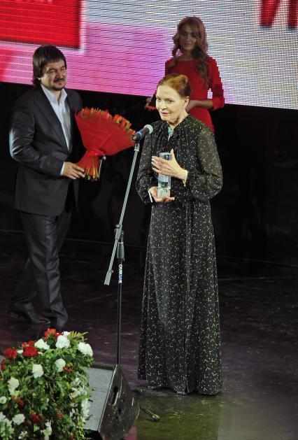 Известия Hall. Вручение премии `Самые стильные в России 2012` от журнала `Hello!`. На снимке: актриса Людмила Чурсина получает награду в номинации `Икона стиля`.