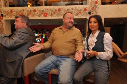 Dolce-cafe. Первый женский чемпионат Москвы по забиванию `козла` `Коза 2012`. На снимке: музыкант Петр Подгородецкий и его супруга.