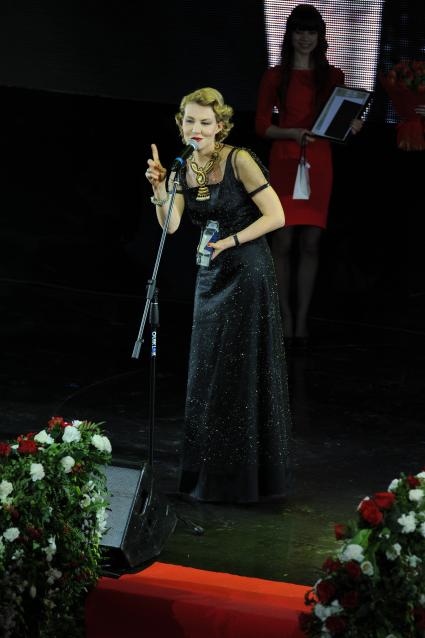 Известия Hall. Вручение премии `Самые стильные в России 2012` от журнала `Hello!`. На снимке: актриса Рената Литвинова, победившая в номинации \"Богемный шик\".