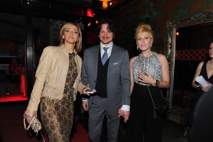 Известия Hall. Вручение премии `Самые стильные в России 2012` от журнала `Hello!`. На снимке: актриса Ирина Гринева (справа) и фигуристы Максим Шабалин и Татьяна Навка.