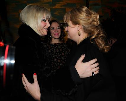 Известия Hall. Вручение премии `Самые стильные в России 2012` от журнала `Hello!`. На снимке: депутат Госдумы РФ, оперная певица Мария Максакова (слева) и актриса Анна Михалкова.
