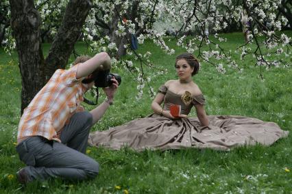 Музей-заповедник `Коломенское`. На снимке: девушка позирует фотографу в яблоневом саду.
