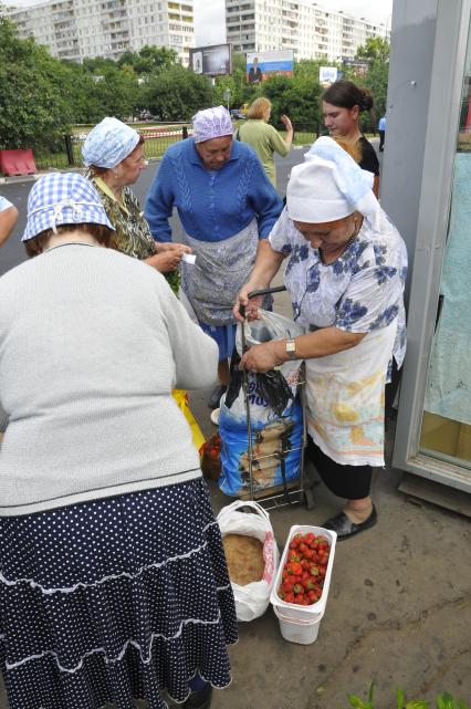 Торговля клубникой у метро `Домодедовская`.