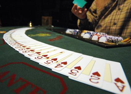 Казино. На снимке: крупье перед началом игры в настольный покер.