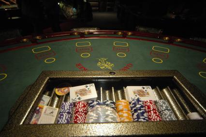 Казино. На снимке: фишки и карты для настольного покера.