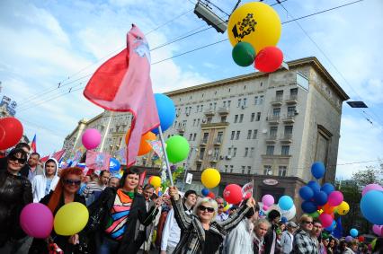 Участники первомайского шествия профсоюзов на улицах Москвы.