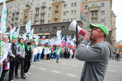 Участники первомайского шествия профсоюзов на улицах Москвы. На снимке: постоение в колонны.