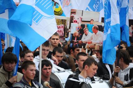 Участники первомайского шествия профсоюзов на улицах Москвы.