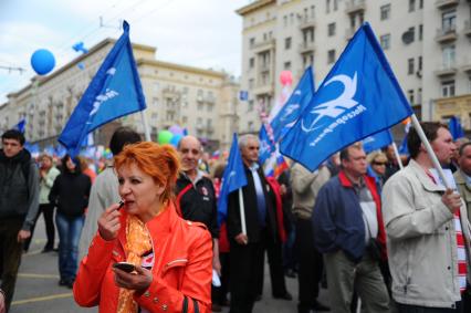 Участники первомайского шествия профсоюзов на улицах Москвы. На снимке: женщина красит губы губной помадой.